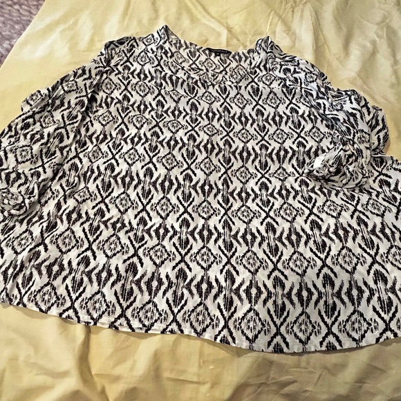NEW PHOTOS! V-NECK TOP, BLACK/WHITE, SIZE 24, GEOMETRIC PRINT, LONG ROLL-UP SLEE - Picture 2 of 11
